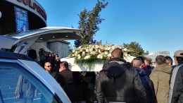 Il feretro di Jennifer accompagnato dagli amici