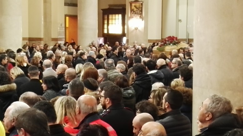 L'ingresso del feretro in chiesa