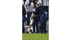 Allegri, abbraccia un giocatore