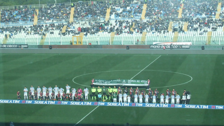 Le formazioni all'entrata in campo