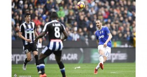 Bonucci, contrastato da un giocatore dell'Udinese