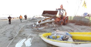 Le operazioni di sgombero dei natanti sulla spiaggia di Pescara