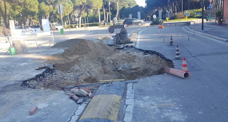 Pescara, voragine in via D'Avalos