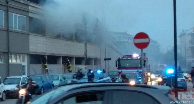 Incendio divampato nello sottopasso della stazione centrale. Foto Cittanet