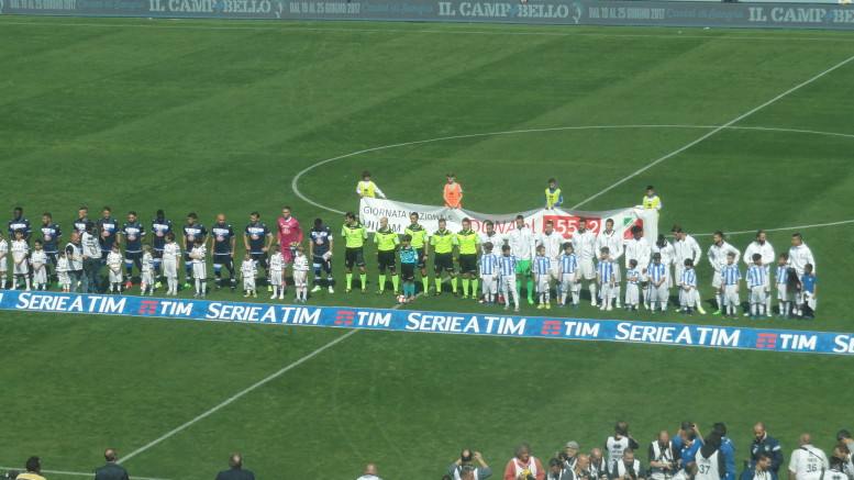 Le formazioni all'entrata sul campo