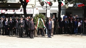 A Piazza Garibaldi deposizione di una corona