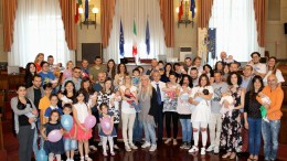 Foto di gruppo per "Benvenuto ai nuovi nati" del mese di Aprile