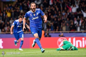 Higuain, mentre festeggia