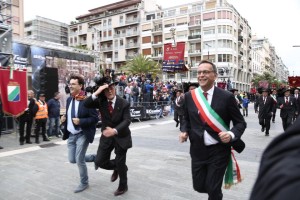 Il sindaco di Pescara arriva di corsa con i Bersaglieri