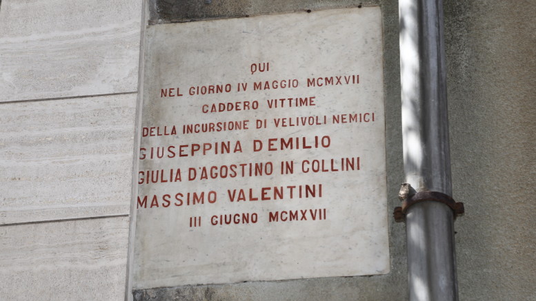 La lapide sulla facciata dell'ex Ferrhotel in ricordo delle vittime
