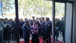 La nipote di Ermando Parete mentre taglia il nastro insieme alla massima autorità Comandante Generale della G.d.F. Gen. C.A. Giorgio Toschi.