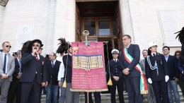 Consegnato il Medagliere nazionale dei Bersaglieri al sindaco Alessandrini