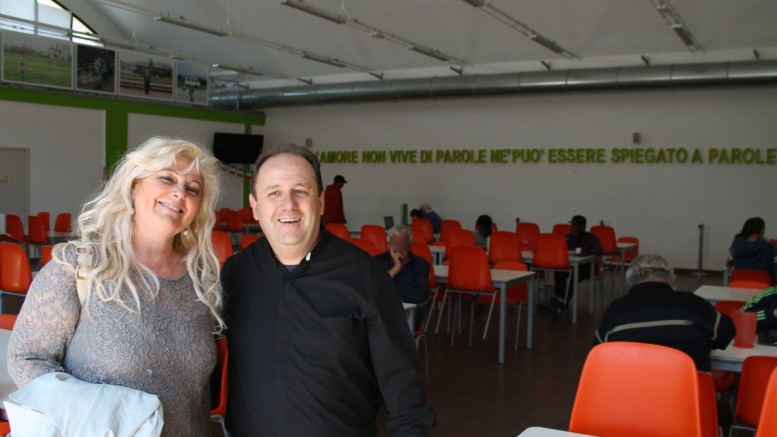 L'assessore Allegrino con don Marco Pagniello nella mensa di San Francesco