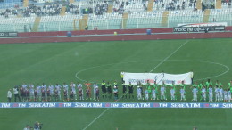 Le formazioni all'entrata sul campo