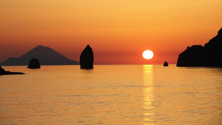 Tramonto sulle isole Eolie