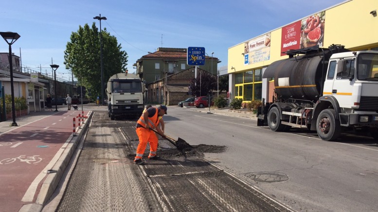 Lavori di manutenzione su una strada cittadina