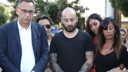 Il sindaco, insieme con i familiari di Jennifer