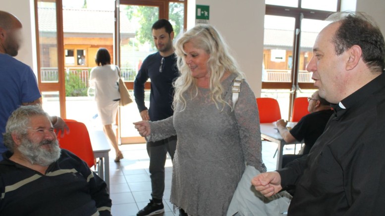 L'assessore Allegrino con un ospite della mensa della Caritas