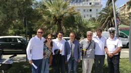 Foto davanti ad un tratto della riviera riqualificata