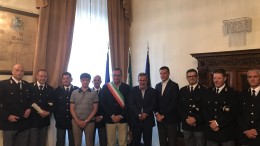 Il sindaco Alessandrini con gli agenti di Polizia