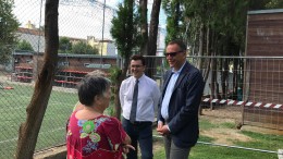 Il vice sindaco e il sindaco in un sopralluogo in un parco cittadino