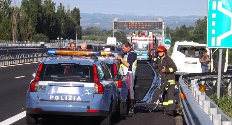 Incidente sulla A25: grave una ragazza