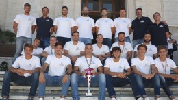 La foto dell'intera squadra fuori il Comune