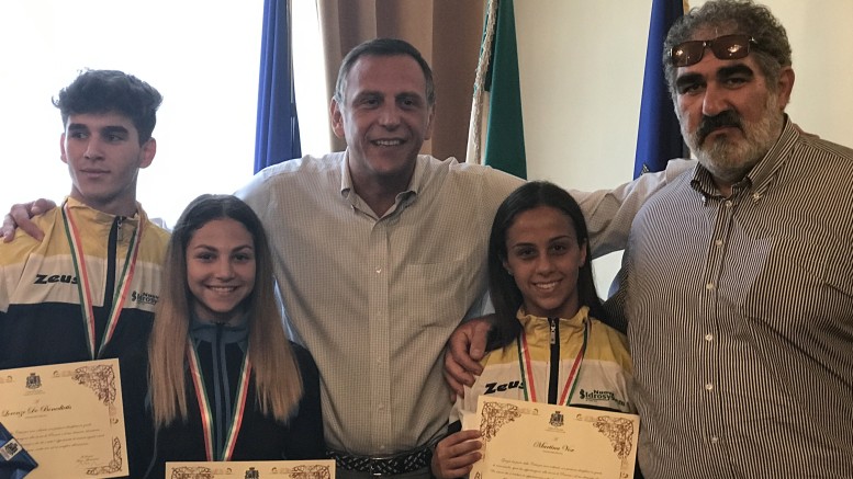 Il sindaco insieme ai ragazzi premiati