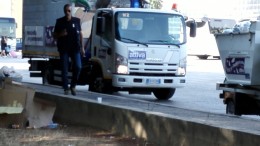 L'Attiva mentre ripuliscono l'area dei giardinetti del terminal bus