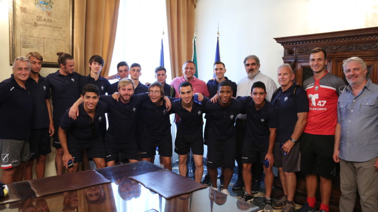 La delegazione di giovani calciatori statunitensi in visita dal sindaco