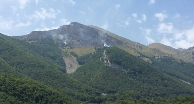 Senza tregua la lotta dell'Abruzzo contro gli incendi: i focolai a Rigopiano