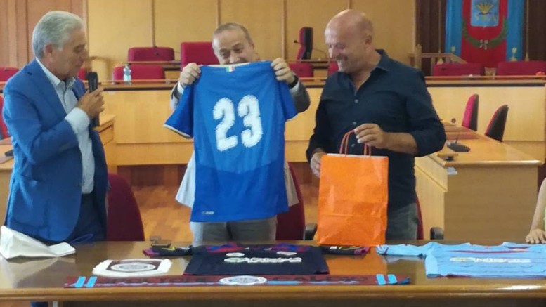Spoltore calcio: presentazione in Comune. Il sindaco Di Lorito riceve una maglia in omaggio