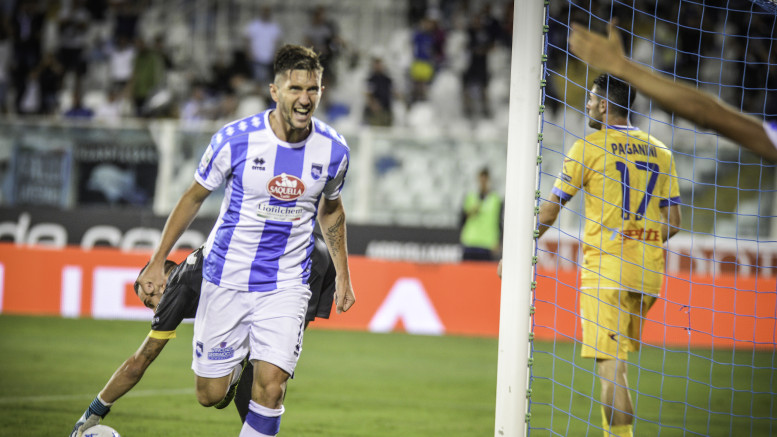 Pescara - Frosinone. Pettinari gioisce dopo il gol