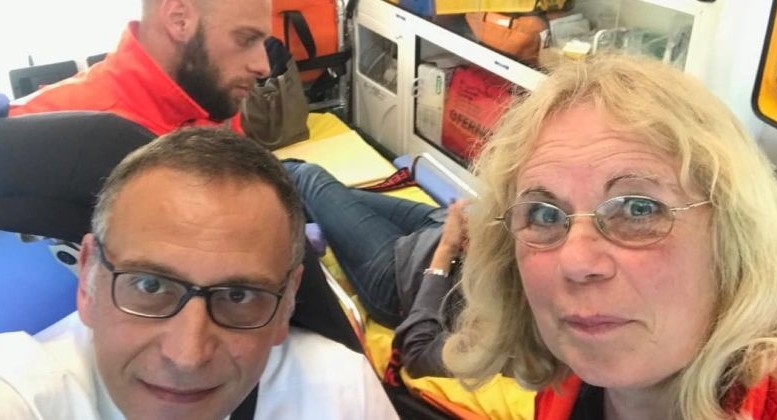Coinvolto il sindaco Alessandrini in un incidente stradale sulla A14. Selfie rassicurante in ambulanza