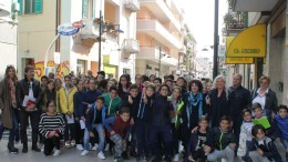 Gli studenti della Pascoli con l'assessore Allegrino, la dirigente Morgione, l'architetto Rainone e i docenti