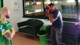 Vent'anni per Acqua&Sapone Unigross: foto con la maglia celebrativa