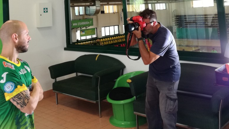 Vent'anni per Acqua&Sapone Unigross: foto con la maglia celebrativa