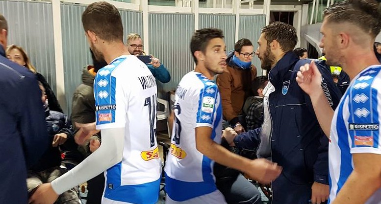 Il capitano Brugman e i suoi compagni di squadra mentre salutano i diversamente abili