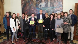 Il sindaco Alessandrini, consegna i defibrillatori ai dirigenti scolastici