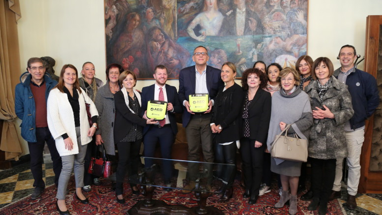 Il sindaco Alessandrini, consegna i defibrillatori ai dirigenti scolastici