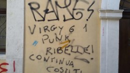 Una delle scritta davanti alla casa di D'Annunzio