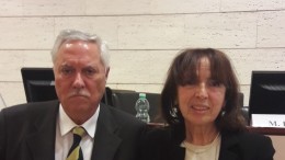 Il direttore della ASL Armando Mancini, mentre viene premiato