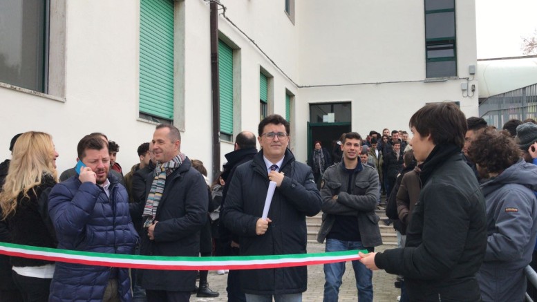 Il simbolico taglio del nastro