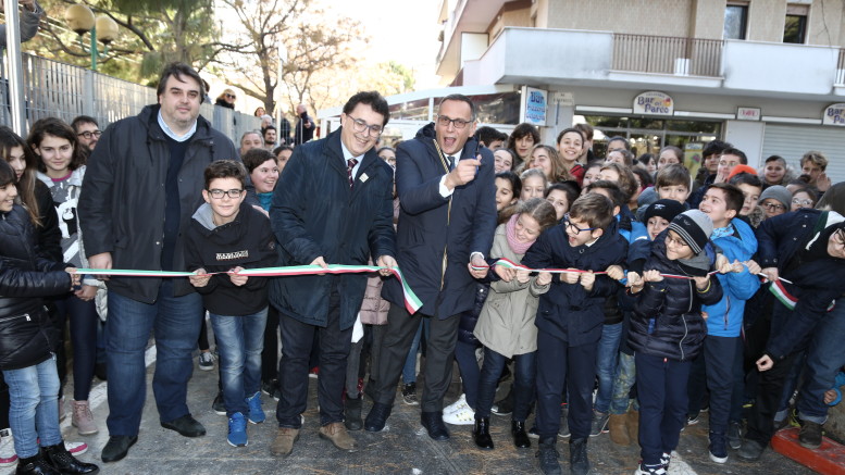 Il taglio del nastro all'inaugurazione della bretella realizzata fra via Ravasco e via Veneto