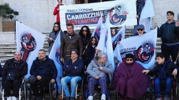 L'arrivo di Striscia accolto da Carrozzine determinate