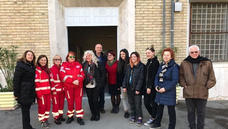 L'assessore Allegrino con il direttore del carcere, l'educatrice, le studentesse, rappresentanti della Croce rossa e de Lo Spazio di Sophia davanti al carcere -Ali liberta