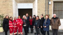 L'assessore Allegrino con il direttore del carcere, l'educatrice, le studentesse, rappresentanti della Croce rossa e de Lo Spazio di Sophia davanti al carcere -Ali liberta