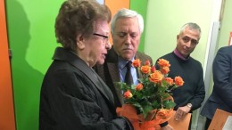 Un momento della consegna dei doni