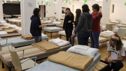 Volontari sistemano le brandine al Britti