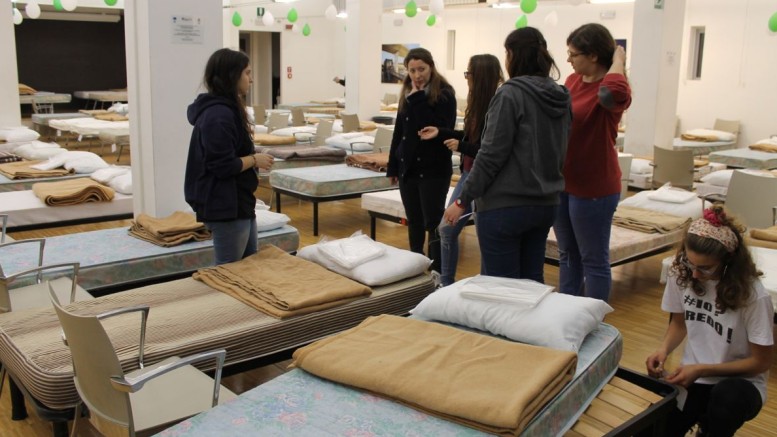 Volontari sistemano le brandine al Britti